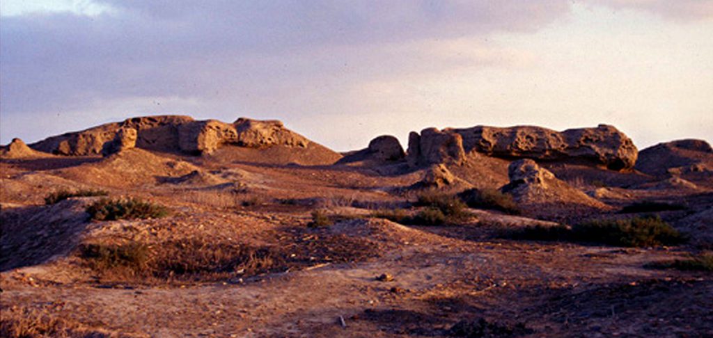 Ruins of mudbrick buildings on the northern mound of Buto-Desouk. Image: By Faris knight (Own work) [CC0], via Wikimedia Commons