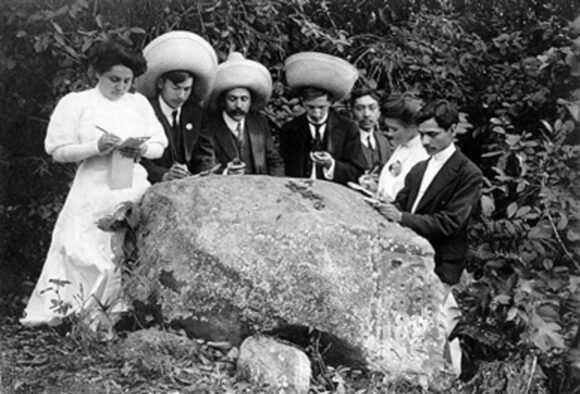 Isabel Ramírez Castañeda together with other members of the National Museum studying a stone with reliefs during field work at Cerro del Mulato in the State of Morelos, ca. 1910. (Mediateca INAH, Catalogue No. 416846).