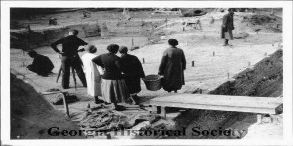 Arfrican American women working on Irene Mound - images courtesy of the Georgia Historical Society Archives