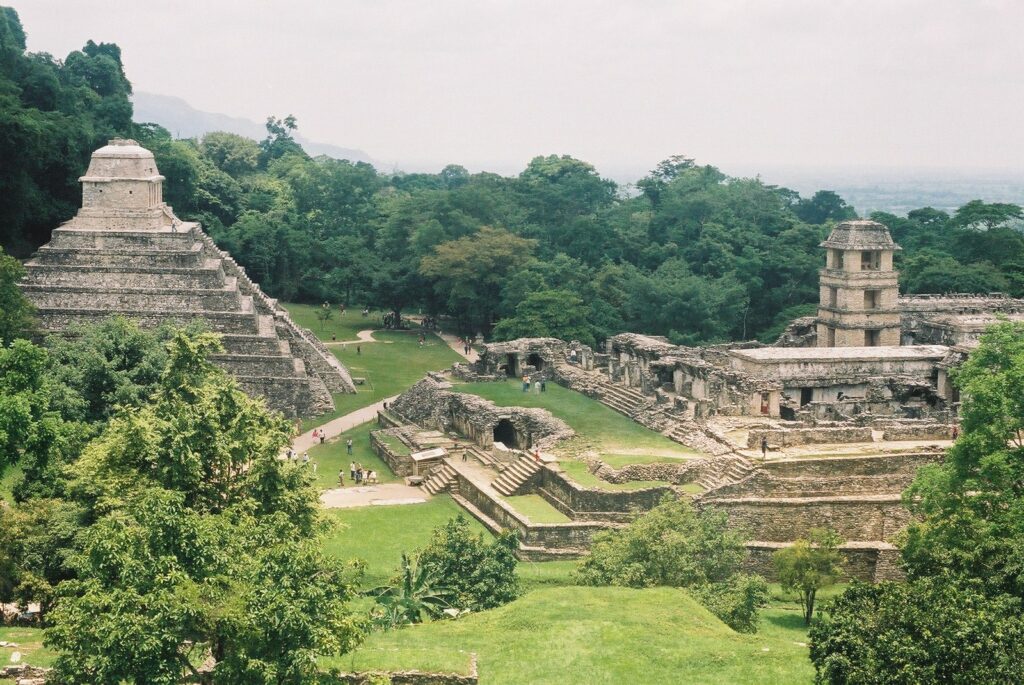 Panorama of Palenque. Image: Wikimedia Commons, user BIOLOGO JORGE AYALA